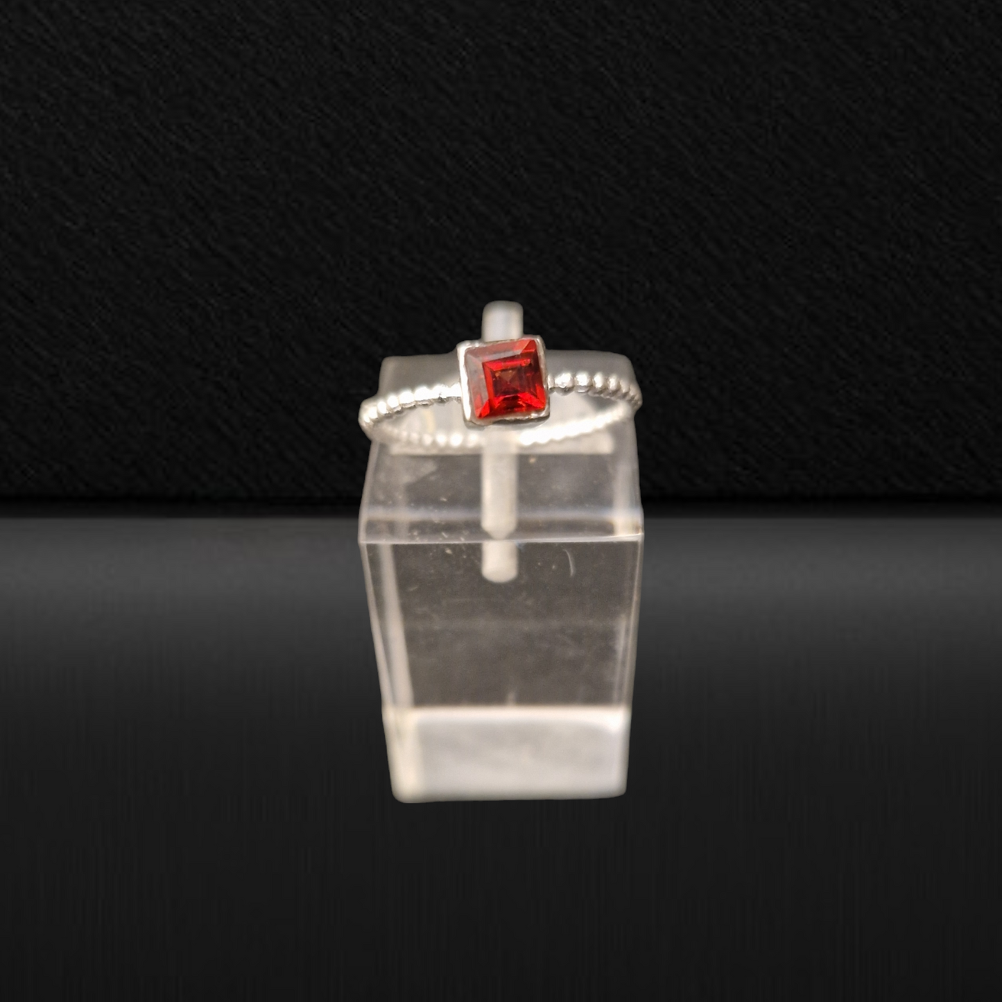 Ring Classic Elegance Garnet