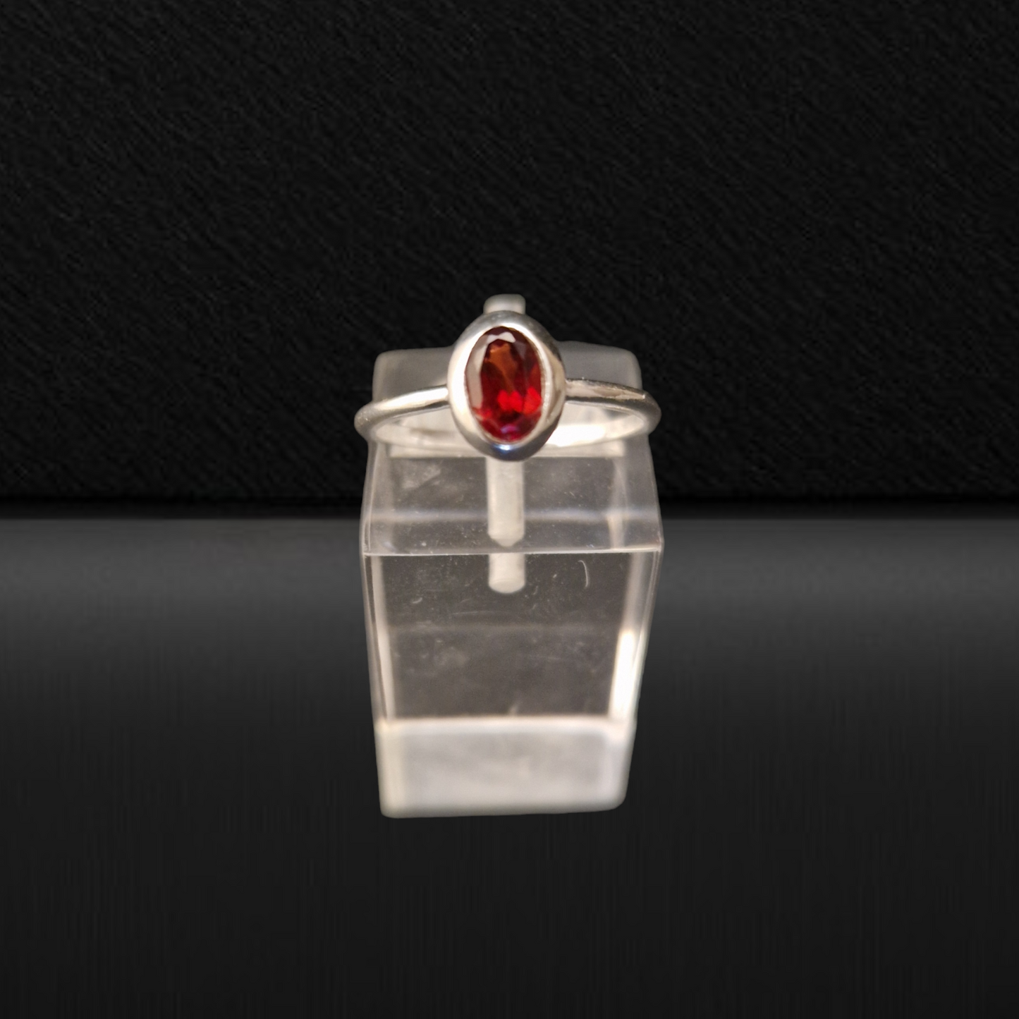 Ring Radient Charm Garnet